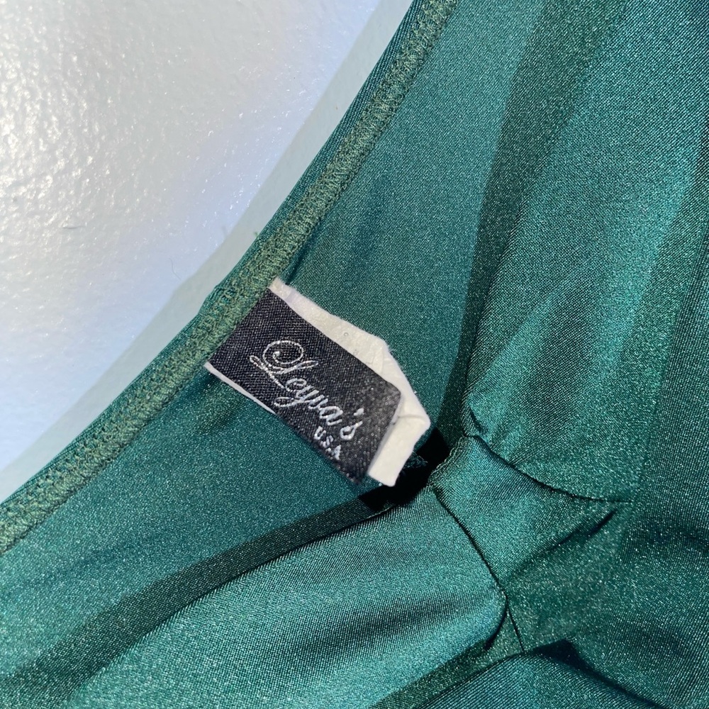 Elegant Green Off-Shoulder Dress - Picture 7 of 7